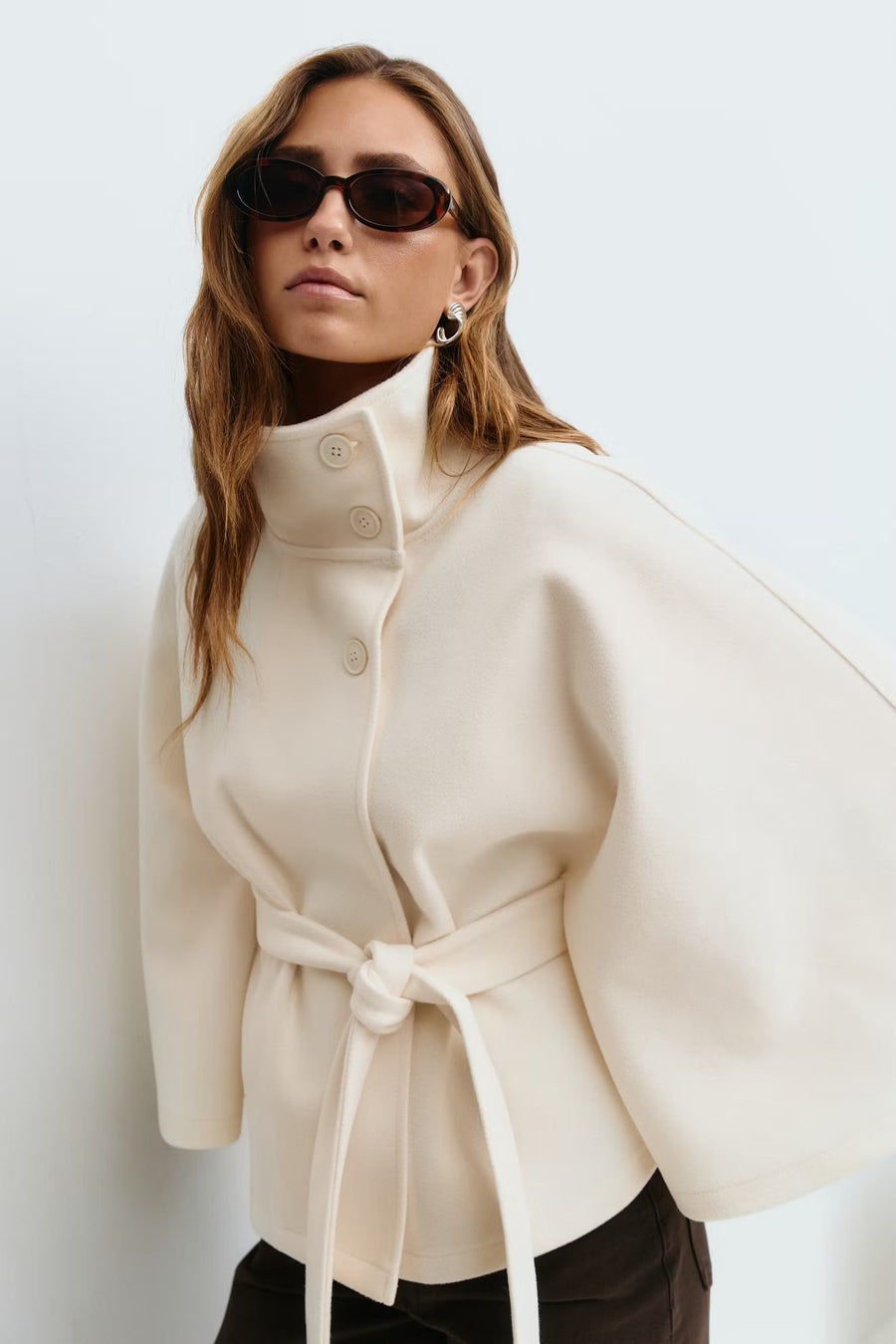 Dames cape mantel met hoge kraag en strikband