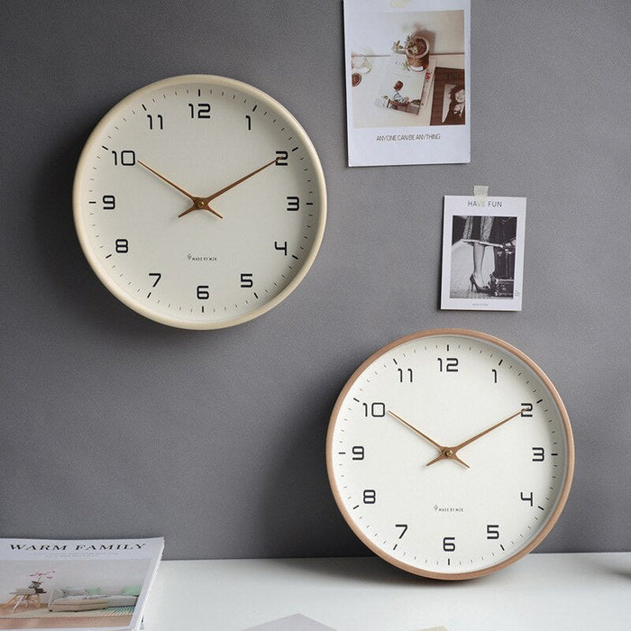 Ronde wandklok met houten rand en duidelijke cijfers