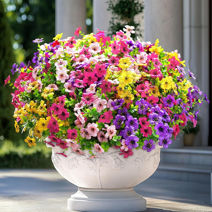 Kleurrijke kunstbloemen in een plantenbak