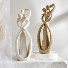 Abstract beeldje van twee figuren in omhelzing