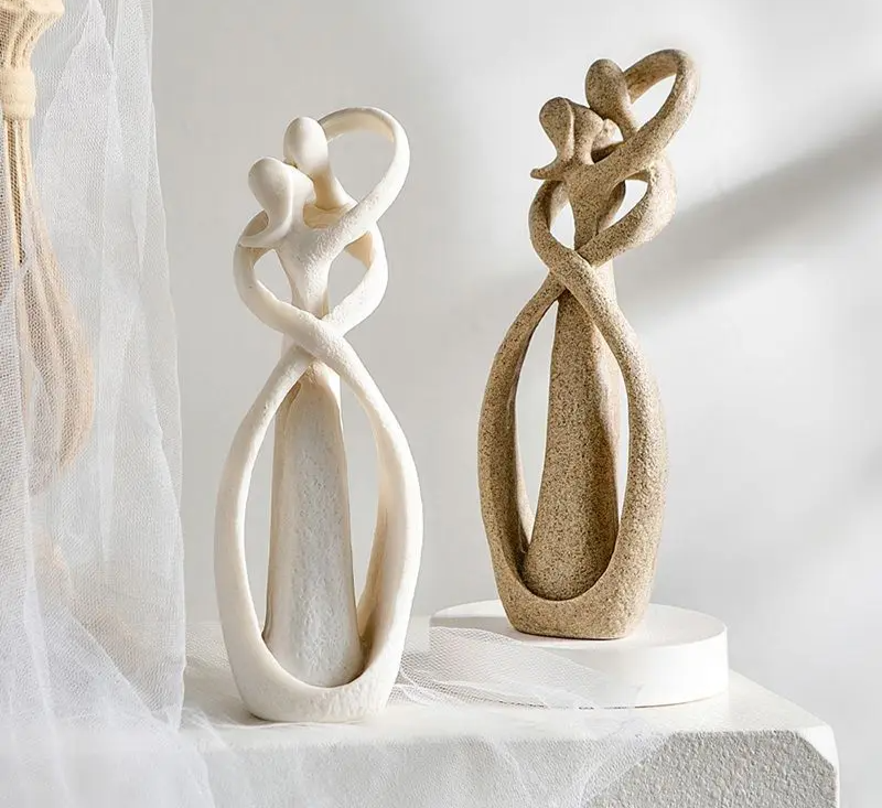 Abstract beeldje van twee figuren in omhelzing