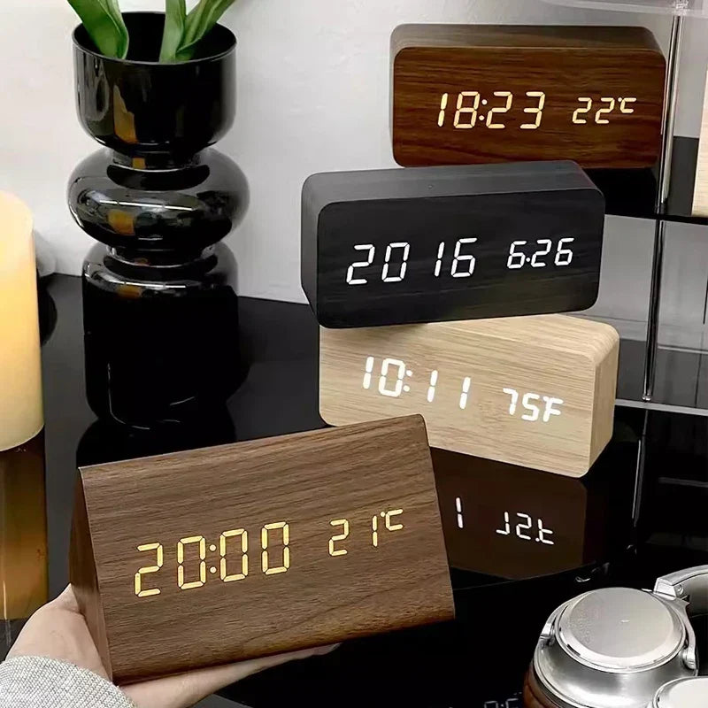 Wekker in houtlook met LED-display
