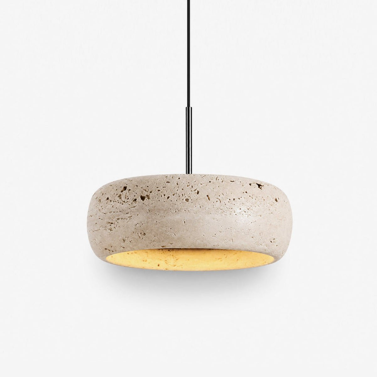 Ronde hanglamp van travertijn boven een eettafel