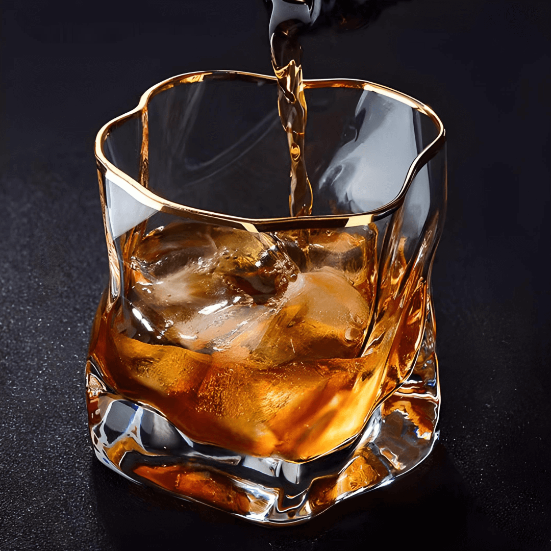 Kristallen whiskyglas met reliëf en goudkleurig accent