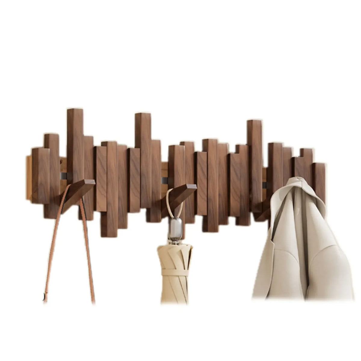 Houten kapstok met uitgeklapte haken aan de muur