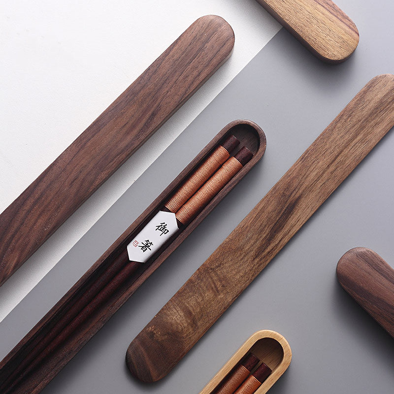 Houten eetstokjes met touwgreep in een houten doos