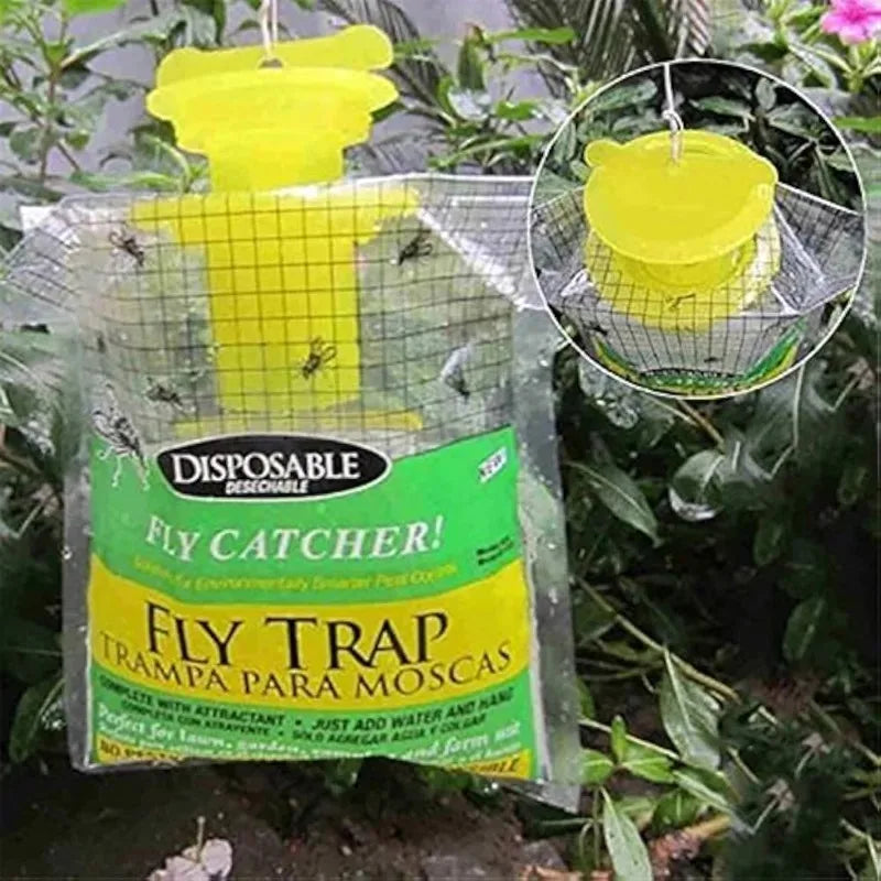 Vliegenvanger zak hangend in de tuin