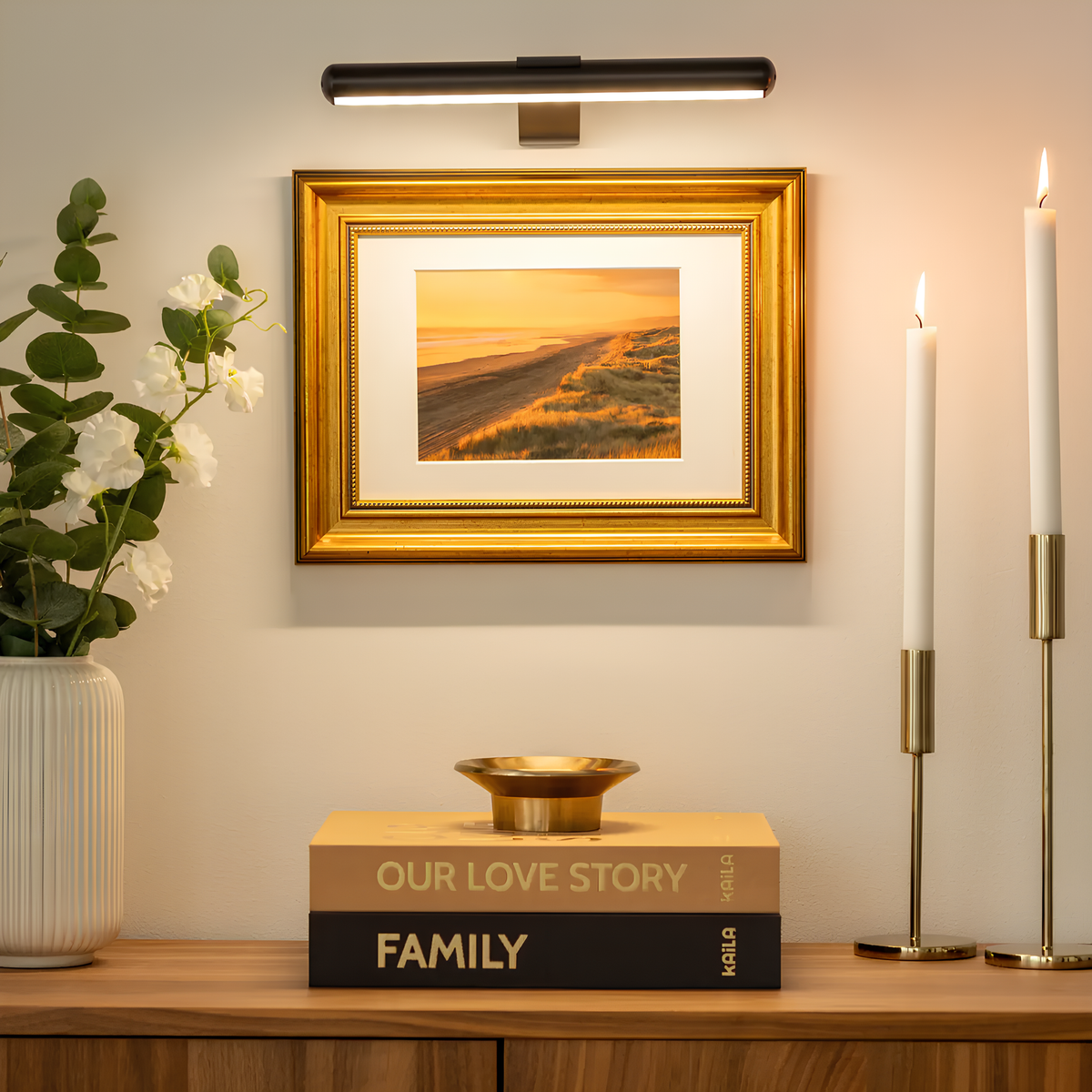 LED-schilderijlamp boven een schilderij