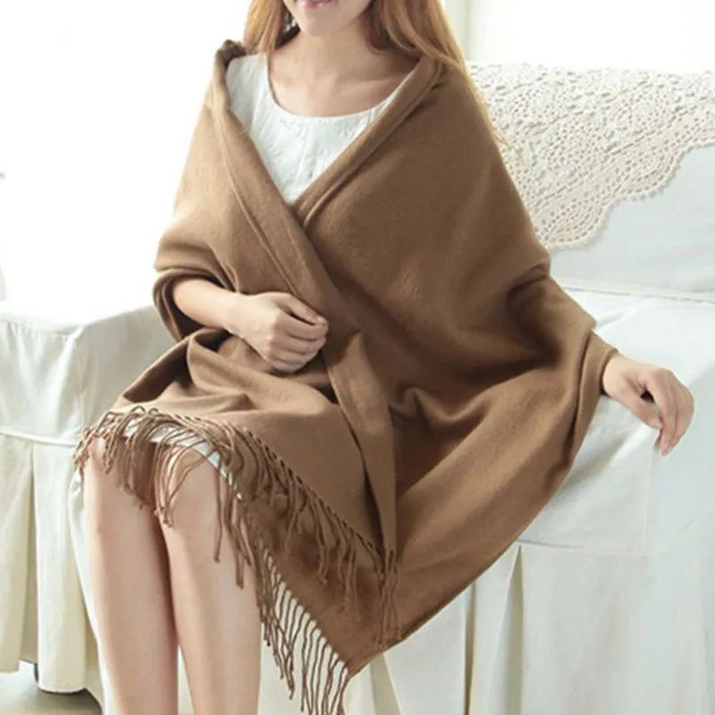 Zachte sjaal losjes om de hals gedragen