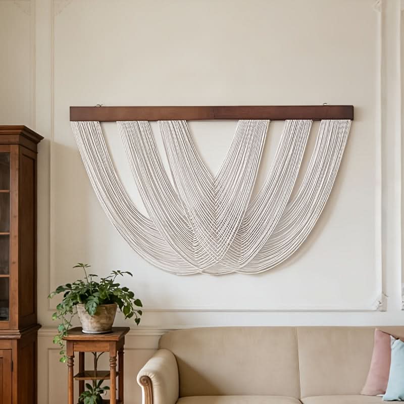 Geknoopt macramé wandkleed van katoen aan de muur