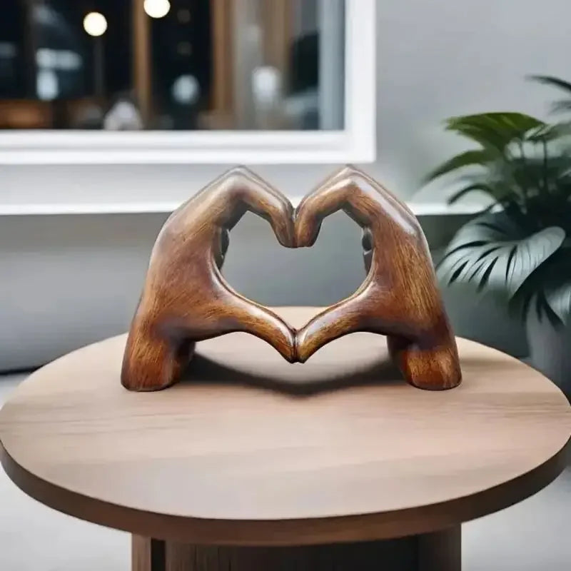 Houten hart met zichtbare nerf op een plank