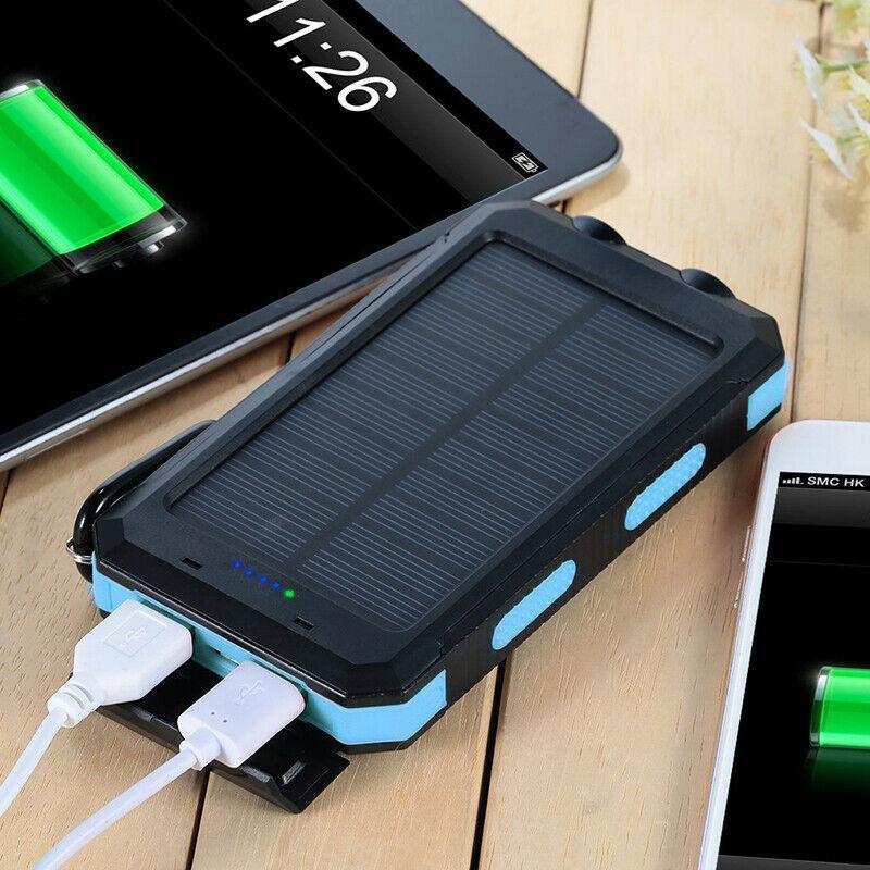 Zwarte solar powerbank met zonnepaneel en haak